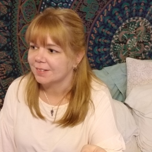 Meet your Posher, Lisa - Picture 3 of 3